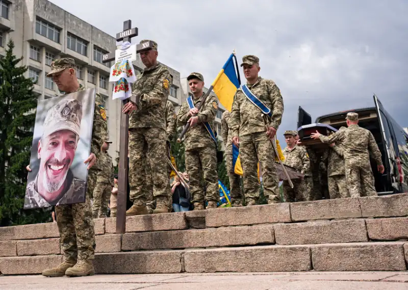 Київ прощається з Максимом Неліпою — зіркою телебачення і героєм фронту