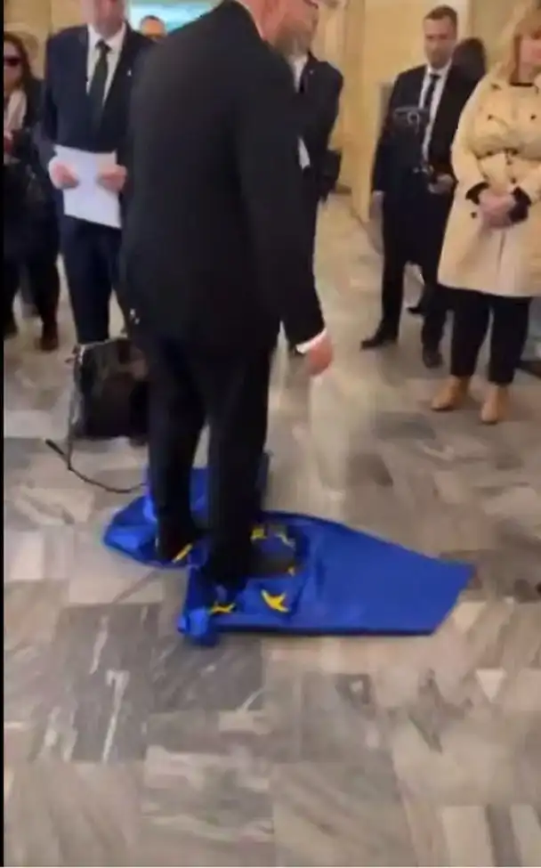 Польський кандидат у президенти потоптався по прапору ЄС у будівлі міністерства