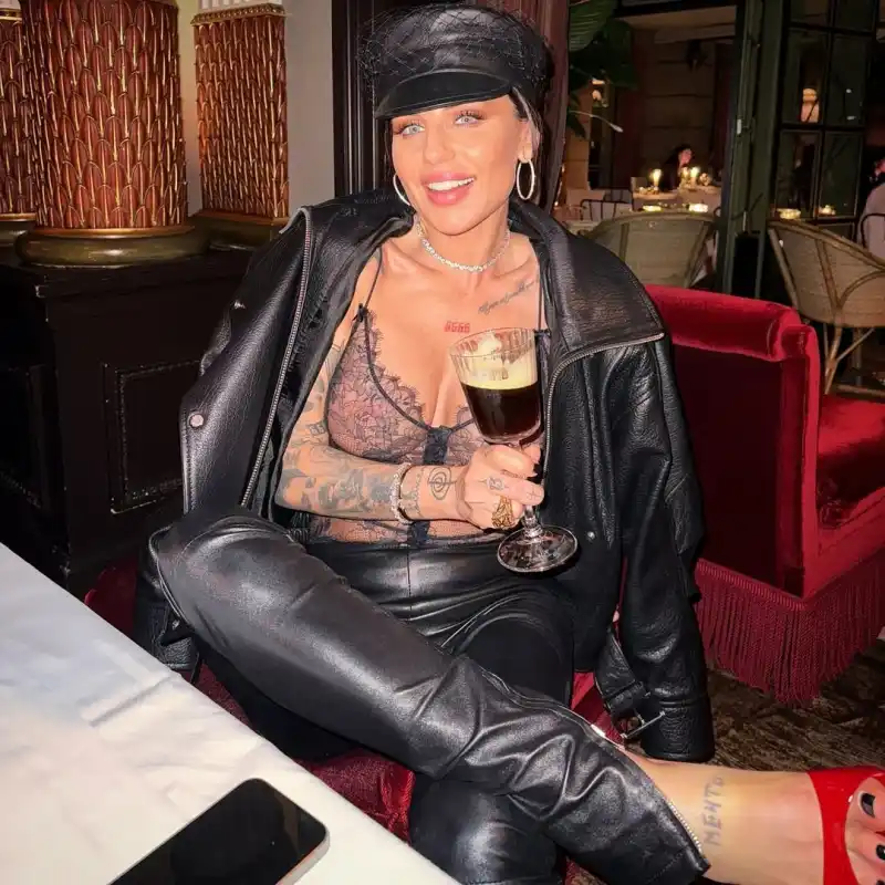 Алхім під вогнем критики: блогерка намагається пояснити свої проросійські скандали